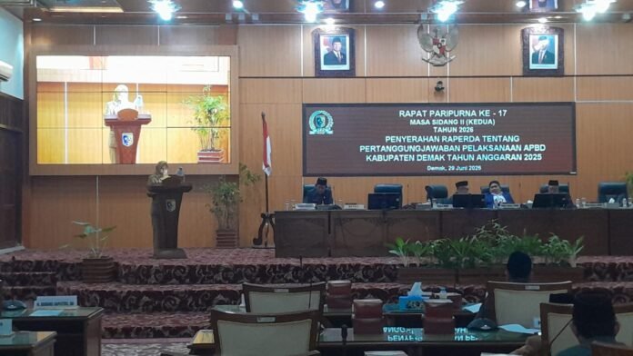 Laporan Pertanggungjawaban Pelaksanaan APBD Tahun Anggaran 2025 oleh Bupati Demak, dr. Hj. Eisti'anah, dalam Rapat Paripurna DPRD Kabupaten Demak yang dipimpin langsung oleh Ketua DPRD Demak. (Foto : Sam)