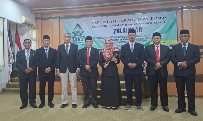 Dosen sekaligus Kepala Program Studi (Kaprodi) S1 Pendidikan Agama Islam (PAI) Fakultas Ilmu Tarbiyah dan Keguruan (FTIK), Zulaikhah, resmi menyandang gelar doktor (S-3) setelah berhasil mempertahankan disertasinya dalam Ujian Terbuka/Promosi Doktor Pascasarjana UIN Walisongo pada Senin (29/06/2026).(Foto : Dok UIN Walisongo)
