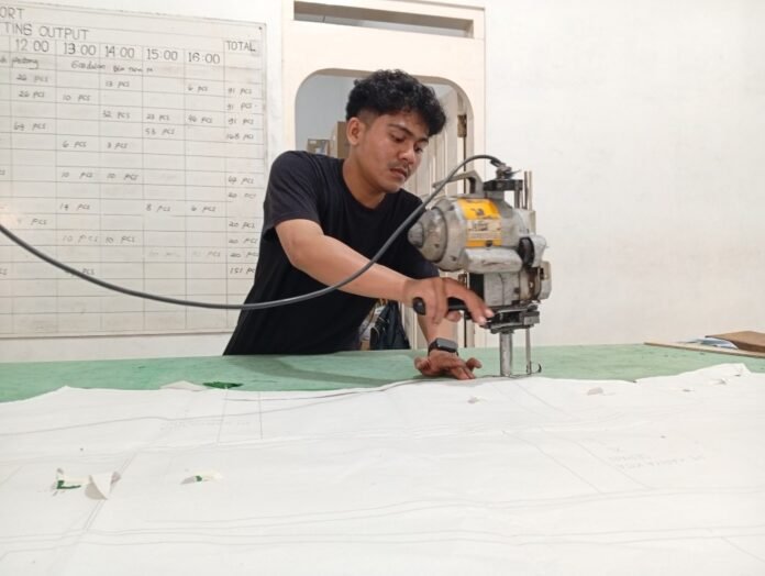 Pegawai Moko Garment Indonesia sedang melakukan pengerjaan workwear Selasa (02/06/2026). (Foto : Alif)