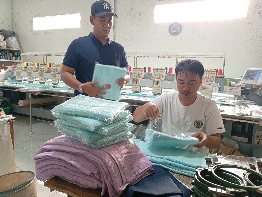 Pengecekan bordir oleh pegawai di Moko Garment Indonesia, Selasa (02/06/2026). (Foto : Alif)