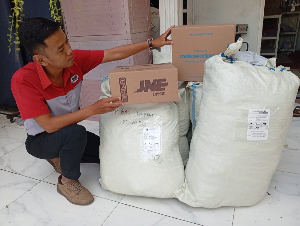 Petugas JNE memeriksa barang dari Moko Garment Indonesia sebelum melakukan pengiriman Selasa (02/06/2026). (Foto : Alif)
