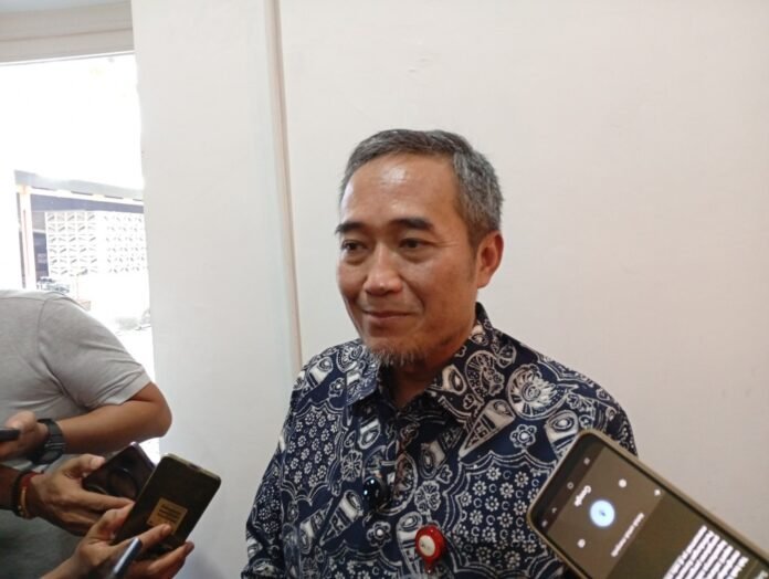 Kepala OJK Jawa Tengah, Hidayat Prabowo saat menyampaikan keterangan kepada wartawan. (Foto : Dok JN)