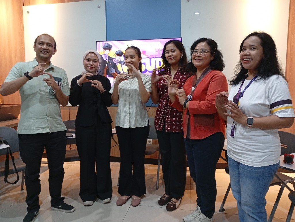 SCU Rektor Soegijapranata Catholic University (SCU) Semarang Ir. R. Setiawan Aji Nugroho, S.T., MComIT., Ph.D (paling kiri) bersama para wisudawan, Jumat (12/06/2026). (Foto : Dok JN)