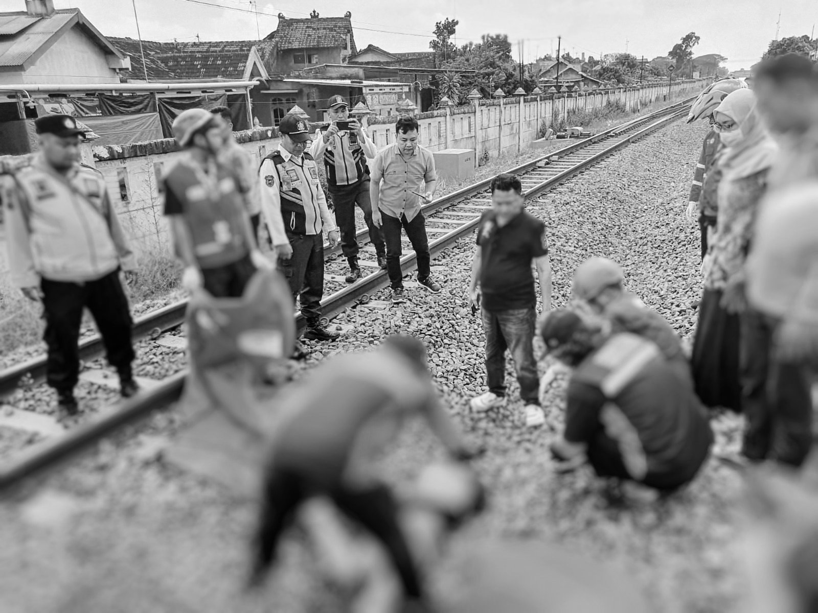 Kecelakaan kereta Petugas saat melalukan evakuasi terhadap korban. (Foto : Istimewa)