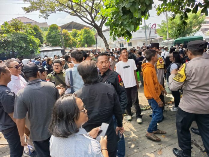 Demo loyalis di sidang korupsi pertama Bupati Pati nonaktif Sudewo, Senin (15/6/2026).