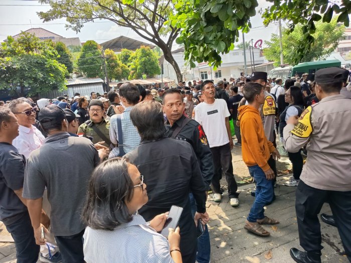 Demo loyalis di sidang korupsi pertama Bupati Pati nonaktif Sudewo, Senin (15/6/2026). Demo loyalis di sidang korupsi pertama Bupati Pati nonaktif Sudewo, Senin (15/6/2026).