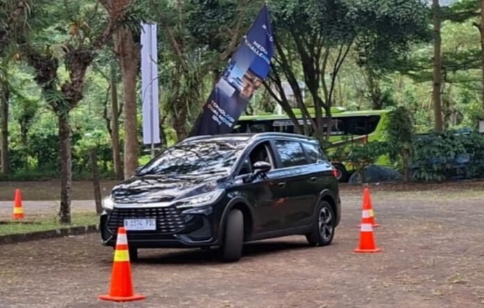 Jurnalis Semarang mencoba berbagai rintangan menggunakan BYD M6 Dual Mode, Senin (15/06/2026). (Foto : Dok JN)