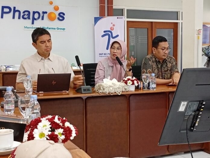 Dari kiri : Direktur Pemasaran PT Phapros Tbk Maraja Jeson Siregar mendampingi Direktur Produksi PT Phapros Tbk Ida Rahmi Kurniasi dan Direktur Keuangan PT Phapros Tbk Manajemen Risiko & SDM : Ferdinand Troedu di Semarang. (Foto : Alif)