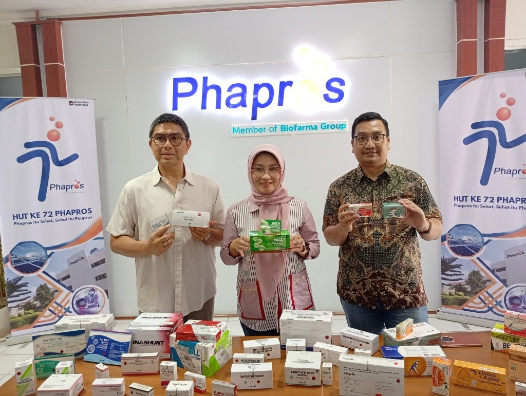 Dari kiri : Direktur Pemasaran PT Phapros Tbk Maraja Jeson Siregar mendampingi Direktur Produksi PT Phapros Tbk Ida Rahmi Kurniasi dan Direktur Keuangan PT Phapros Tbk Manajemen Risiko & SDM : Ferdinand Troedu di Semarang. (Foto : Alif)