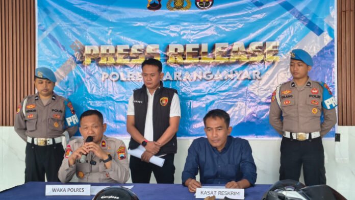 Wakapolres Karanganyar Kompol Miftahul Huda didampingi Kasatreskrim AKP Wikan Sri Kadiyono saat ungkap kasus di Mapolres setempat.