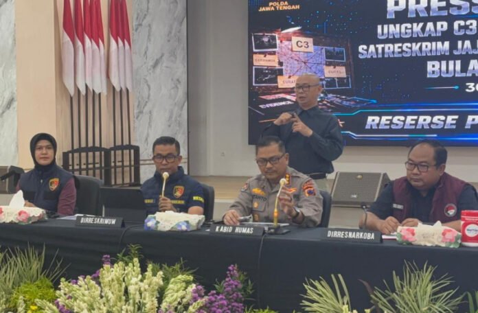 Direktur Reserse Kriminal Umum Polda Jateng, Kombes Pol Muhammad Anwar Nasir saat konferensi pers di Mapolda Jateng, Selasa (30/6/2026).