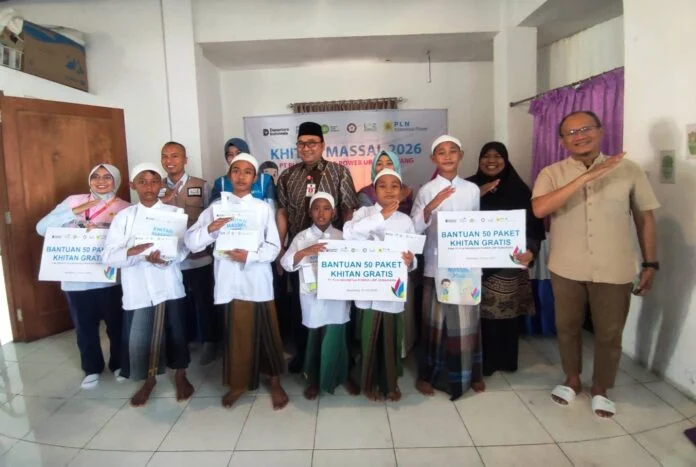 Para peserta khitan secara simbolis foto bersama
