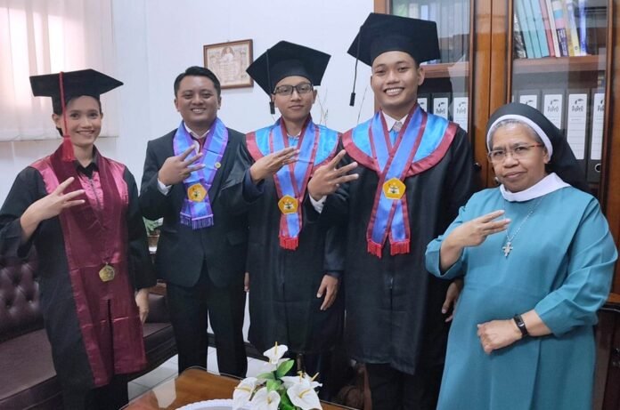 Lulusan Terbaik Stikes Elisabeth Semarang