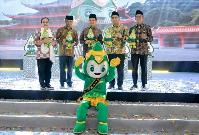 Menag Nasaruddin Umar didampingi Gubernur Jateng Ahmad Luthfi ketika peluncuran logo tema mascot MTQ Nasional