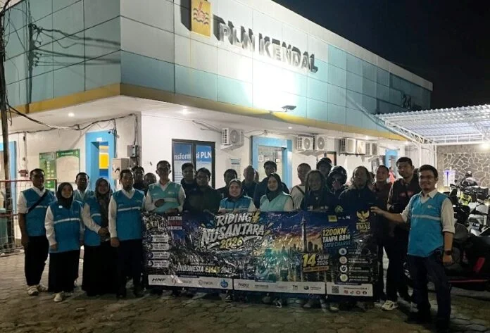 Foto bersama rombongan touring motor listrik