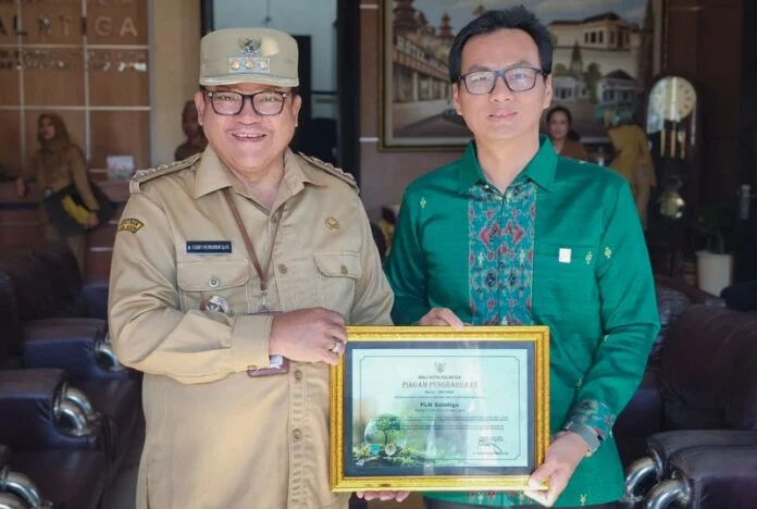Penghargaan diserahkan langsung oleh Wali Kota Salatiga, Robby Hernawan