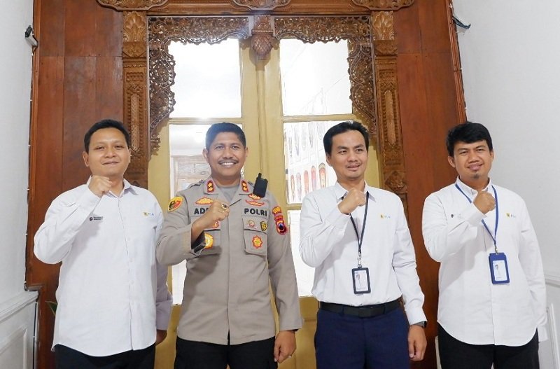 PLN Salatiga Jajaran pimpinan PLN UP3 Salatiga berfoto bersama Polres Salatiga
