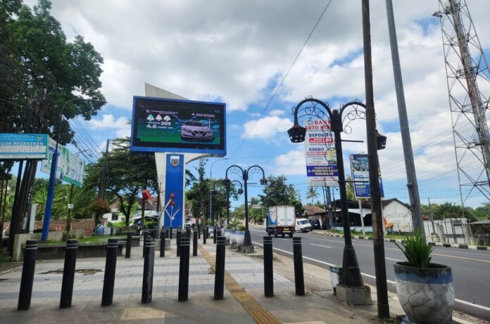 PLN Salatiga hadirkan videotron