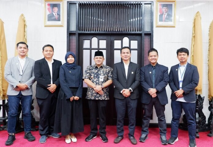 Bupati Semarang, Ngesti Nugraha, saat menerima kunjungan jajaran PLN UP3 Salatiga