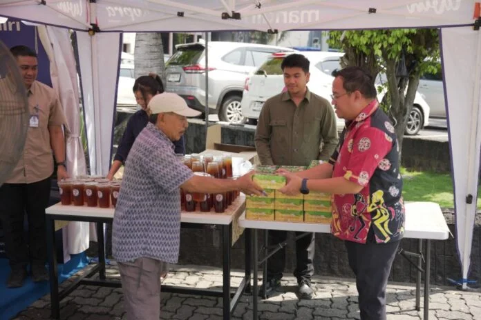Livin’ Mandiri Berbagi, Bersama Saling Menguatkan pun hadir di Semarang. Bank Mandiri Region VII/Jawa 2 menghadirkan booth layanan khusus di depan Kantor Cabang Mandiri Semarang Pemuda. (Foto : Dok Bank Mandiri)