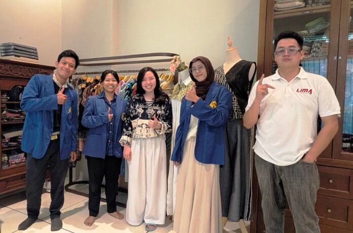 Mahasiswa USM tergabung BARCA (Batik Perca Berkarya).