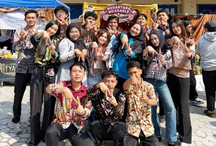 Foto Kelompok Wayang Verse x Nusantara Wearable Bersama dosen Ilmu Komunikasi (Mba Ayang)