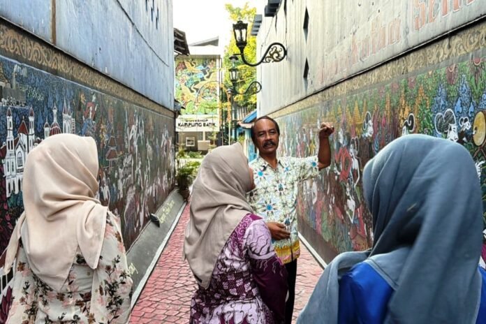 mahasiswa USM kampanye kampung batik semarang