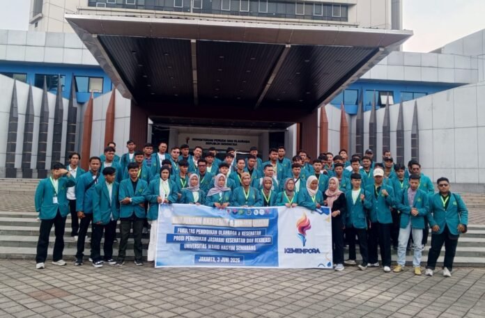 Foto bersama mahasiswa Program Studi PJKR Unwahas KKL