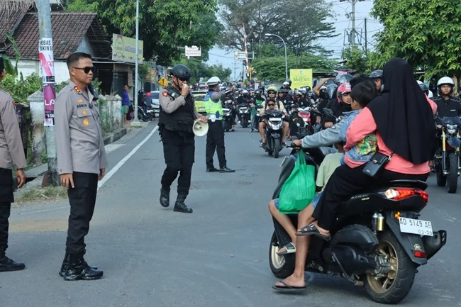 Kapolres Karanganyar AKBP Arman Sahti turun langsung melakukan pengamanan pengesahan anggota perguruan silat Pagar Nusa. Kapolres Karanganyar AKBP Arman Sahti turun langsung melakukan pengamanan pengesahan anggota perguruan silat Pagar Nusa.