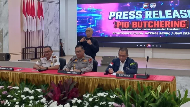 Konferensi pers kasus sindikat penipuan online di Mapolda Jawa Tengah Konferensi pers kasus sindikat penipuan online di Mapolda Jawa Tengah