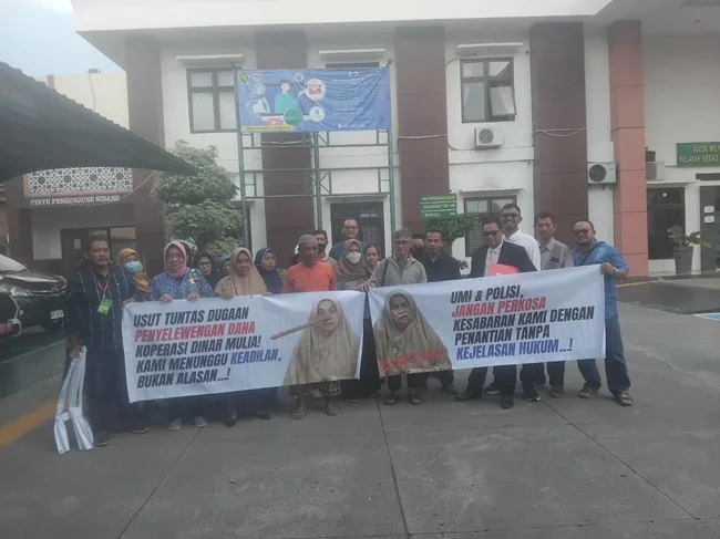 Korban yang merupakan nasabah BMT Dinar Mulia Korban yang merupakan nasabah BMT Dinar Mulia