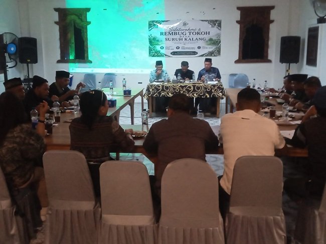 Tokoh masyarakat Desa Suruh Kalang saat rembug desa menjelang Pilkades. Tokoh masyarakat Desa Suruh Kalang saat rembug desa menjelang Pilkades.