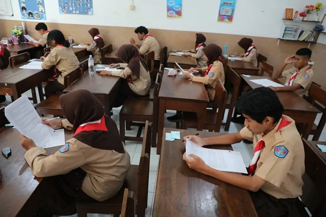 Siswa dan siswi ketika kegiatan belajar di salah satu sekolah di Jawa Tengah Siswa dan siswi ketika kegiatan belajar di salah satu sekolah di Jawa Tengah