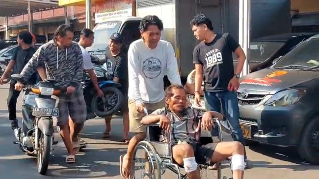 Polisi ketika menghadirkan tersangka dengan kursi roda Polisi ketika menghadirkan tersangka dengan kursi roda