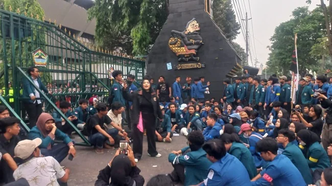 demo Demo mahasiswa Universitas Diponegoro (Undip) di depan Kantor Gubernur Jawa Tengah (Jateng),