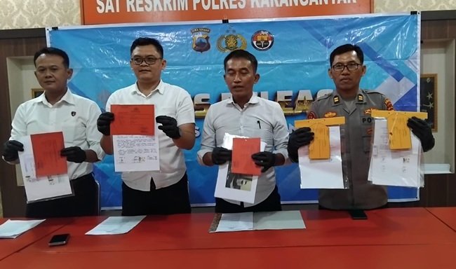 Kasat Reskrim menunjukkan barang bukti dalam perkara dugaan penipuan sebagai pegawai non ASN di Badan Keuangan Daerah Kasat Reskrim menunjukkan barang bukti dalam perkara dugaan penipuan sebagai pegawai non ASN di Badan Keuangan Daerah.(Foto: Iwan)