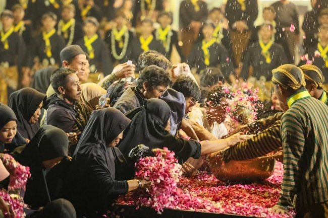 malam 1 suro di solo Ribuan warga yang memadati acara Tradisi Kirab Pusaka Hajad Dalem Mapag 1 Sura Be 1960 di Pura Mangkunegaran (