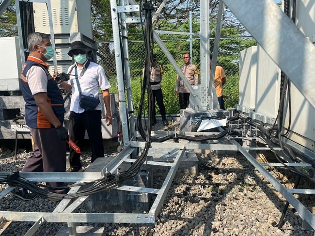 Polisi ketika mendatangi BTS di Sragen Polisi ketika mendatangi BTS di Sragen