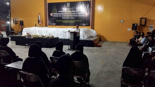 Wakil Bupati Karanganyar Adhe Eliana memberikan arahan dalam pengesahan anggota baru PSHT Cabang Karanganyar Pusat Madiun. Wakil Bupati Karanganyar Adhe Eliana memberikan arahan dalam pengesahan anggota baru PSHT Cabang Karanganyar Pusat Madiun.