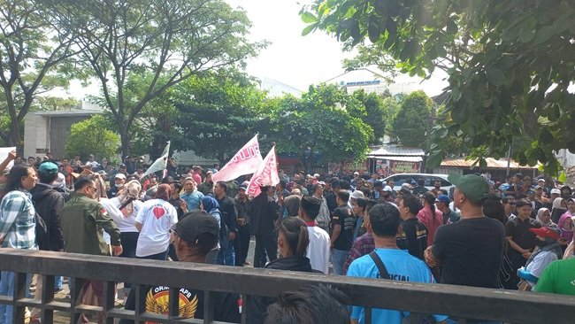 Suasana depan Pengadilan Tindak Pidana Korupsi (Tipikor) Semarang, saat sidang lanjutan dugaan korupsi Bupati Pati nonaktif, Sudewo Suasana depan Pengadilan Tindak Pidana Korupsi (Tipikor) Semarang, saat sidang lanjutan dugaan korupsi Bupati Pati nonaktif, Sudewo
