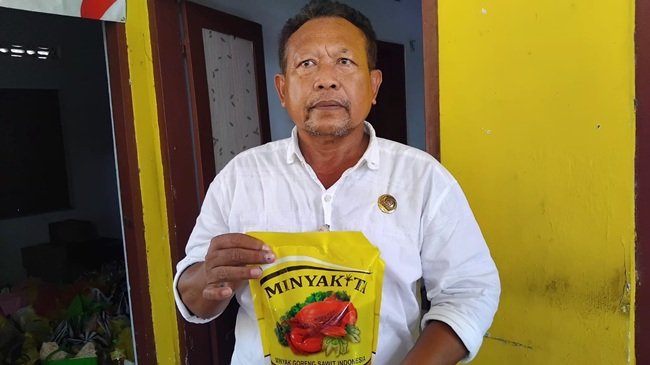Lurah Tegalgede Karanganyar Kota menunjukkan MinyaKita Lurah Tegalgede Karanganyar Kota menunjukkan MinyaKita