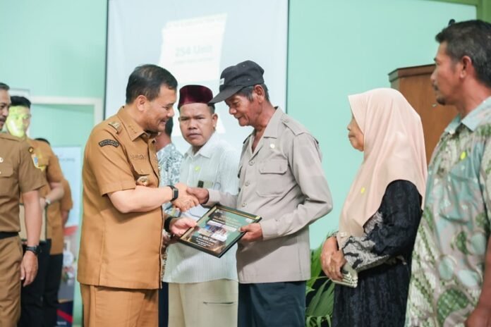 Gubernur Jateng Ahmad Luthfi ketika kunjungi RTLH di Kudus (Foto:ist)