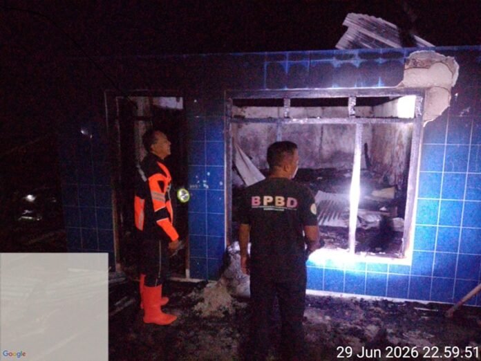 Petugas gabungan ketika lakukan pemadaman rumah terbakar
