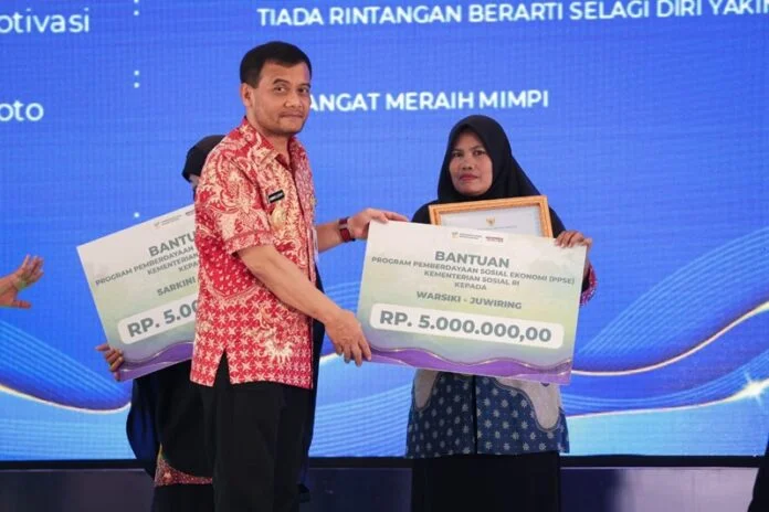 Gubernur Jateng Ahmad Luthfi ketika menghadiri wisuda graduasi mandiri dan berikan bantuan PKH di Graha Bung Karno, Kabupaten Klaten, Selasa (30/6/2026). (Foto:ist)