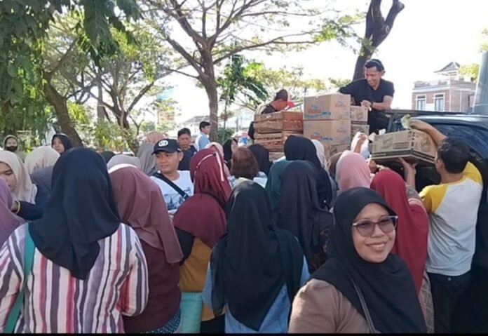 Warga ketika memadati bazar sembako murah di Karanganyar