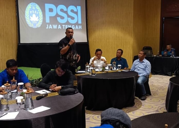 Presiden Malut United Sofyan Lestaluhu ketika memberikan keterangan pada dialog bersama
