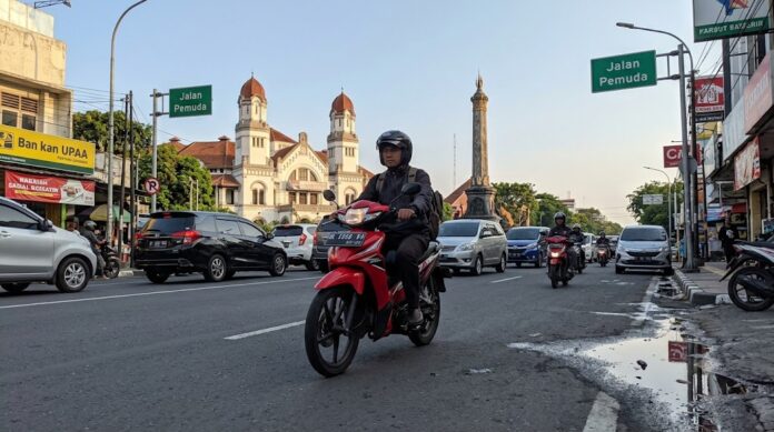 Rezanda bersama Honda Revo Absolute miliknya. (Foto : Alif)