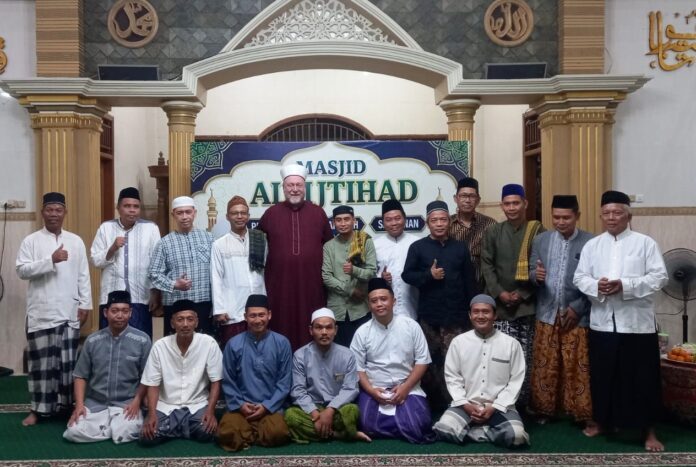 Para pengurus takmir Masjid Al Ijtihad Semarang bersama ulama asal Lebanon usai pengajian berlangsung