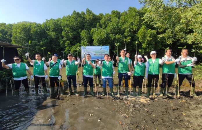 Jajaran direksi dan senior management BAF memberikan donasi kepada LindungiHutan, dalam acara penanaman bibit mangrove di Pantai Mangunharjo, Semarang