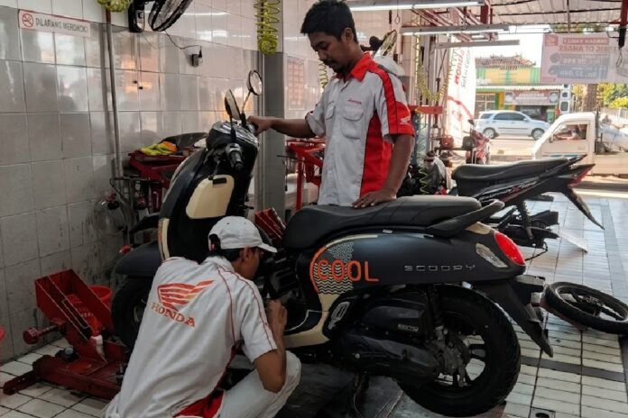 Tama mengawasi mekanik AHASS New Krida yang berada di Papahan Karanganyar. (Foto : Alif)